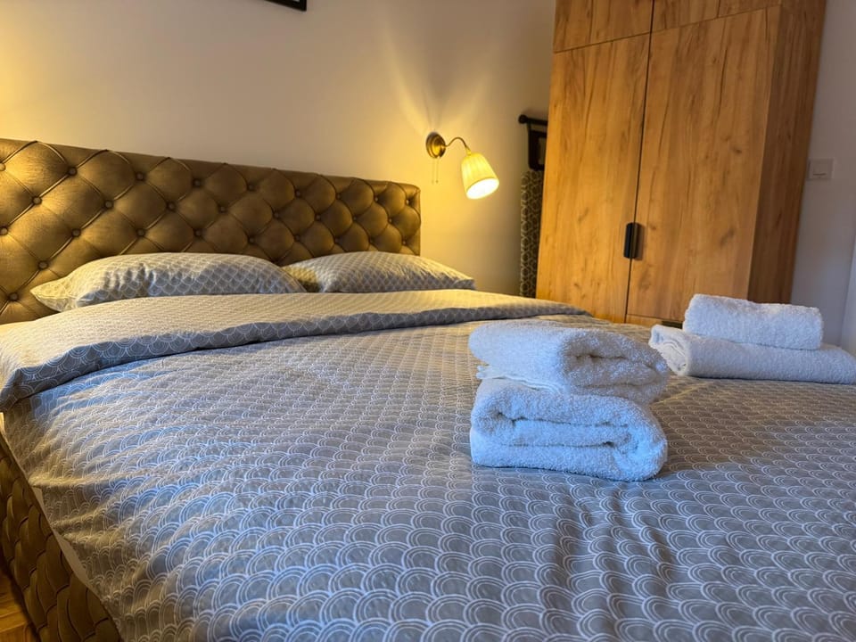 Bedroom, towels
