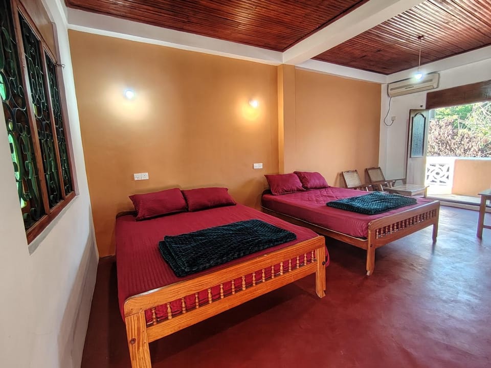 Bed, Living room, Photo of the whole room, Seating area, Bedroom, towels