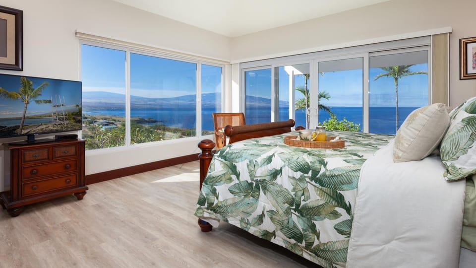 Property building, Bed, View (from property/room), Bedroom, Landmark view, Mountain view, Sea view