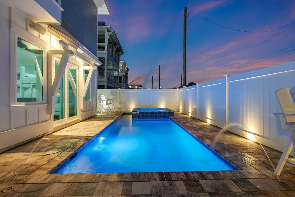 LUX Family Teddy's Heaven - Beachfront - 6 Seater LSV - Pool-Hottub House in Panama City Beach