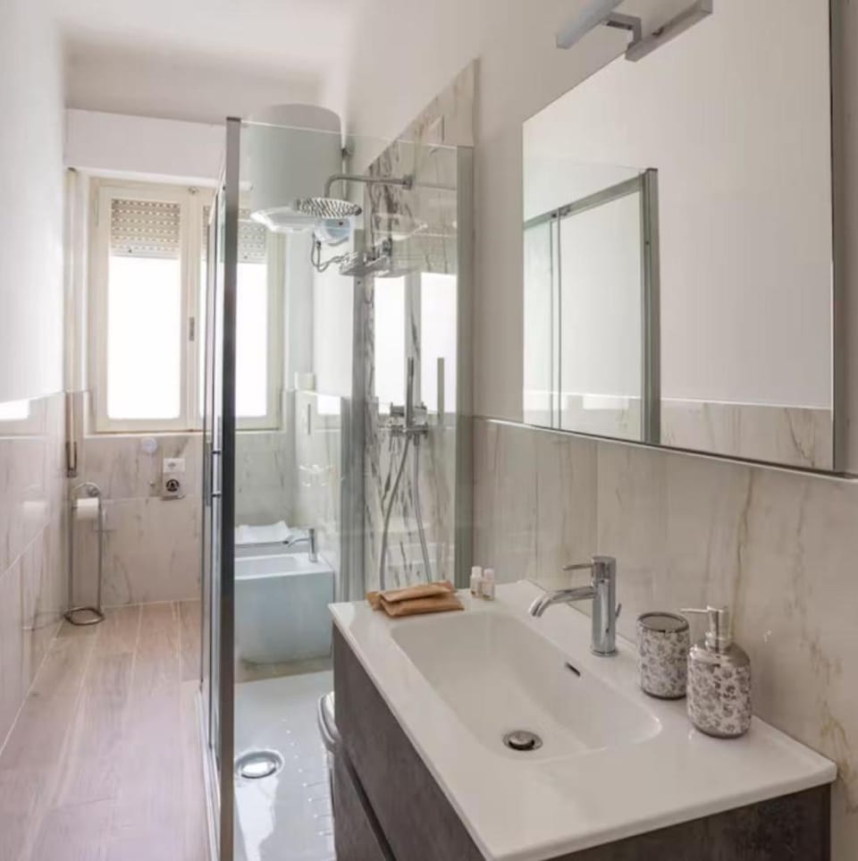 Shower, Toilet, Bathroom, towels