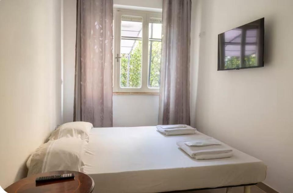 Bed, TV and multimedia, Bedroom, towels
