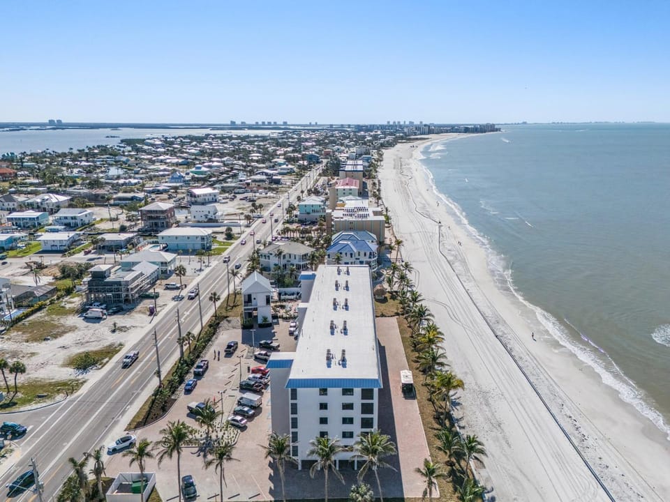 Property building, Day, Neighbourhood, Bird's eye view, Summer, Beach, Parking