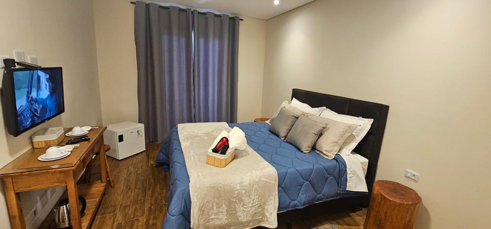 Bed, TV and multimedia, Photo of the whole room, Bedroom, hair dresser, towels