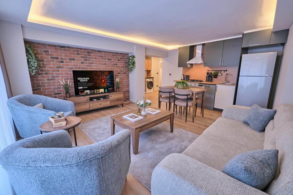 Communal lounge/ TV room, TV and multimedia, Decorative detail, Seating area, washing machine, kitchen
