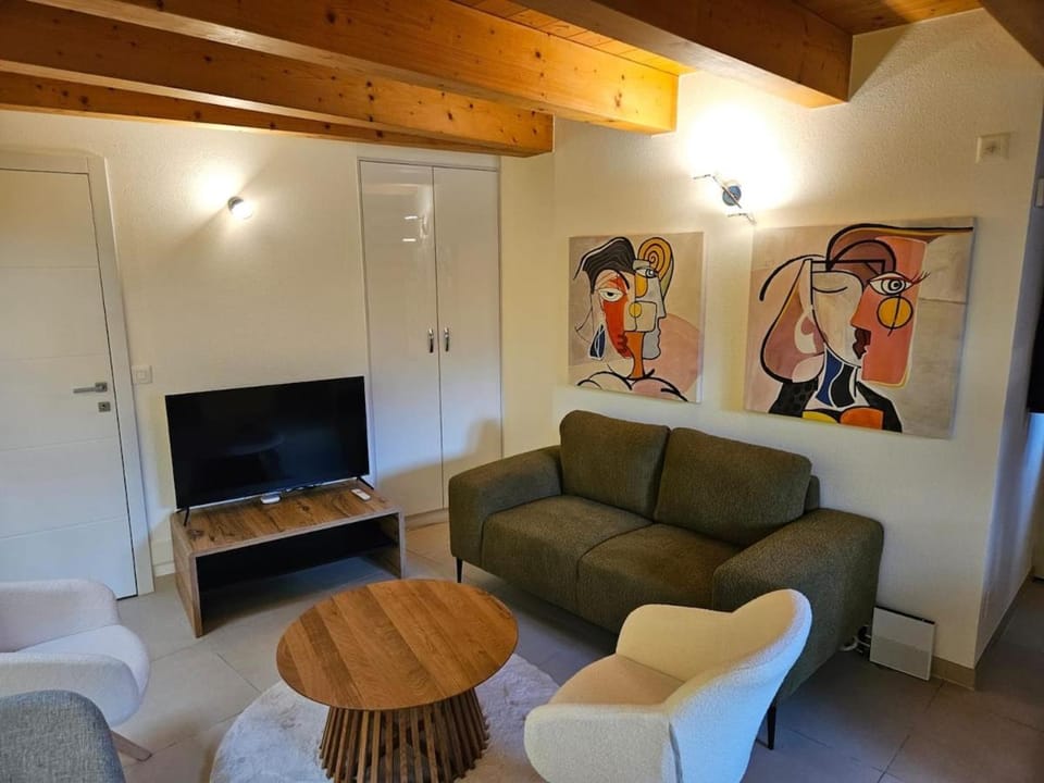 Zogbi Hospitality - Small Enchanted House Apartment in Montreux