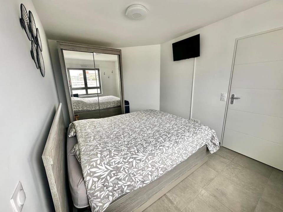 Bed, TV and multimedia, Photo of the whole room, Bedroom, wardrobe