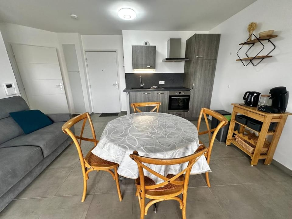 Coffee/tea facilities, Kitchen or kitchenette, Living room, Dining area
