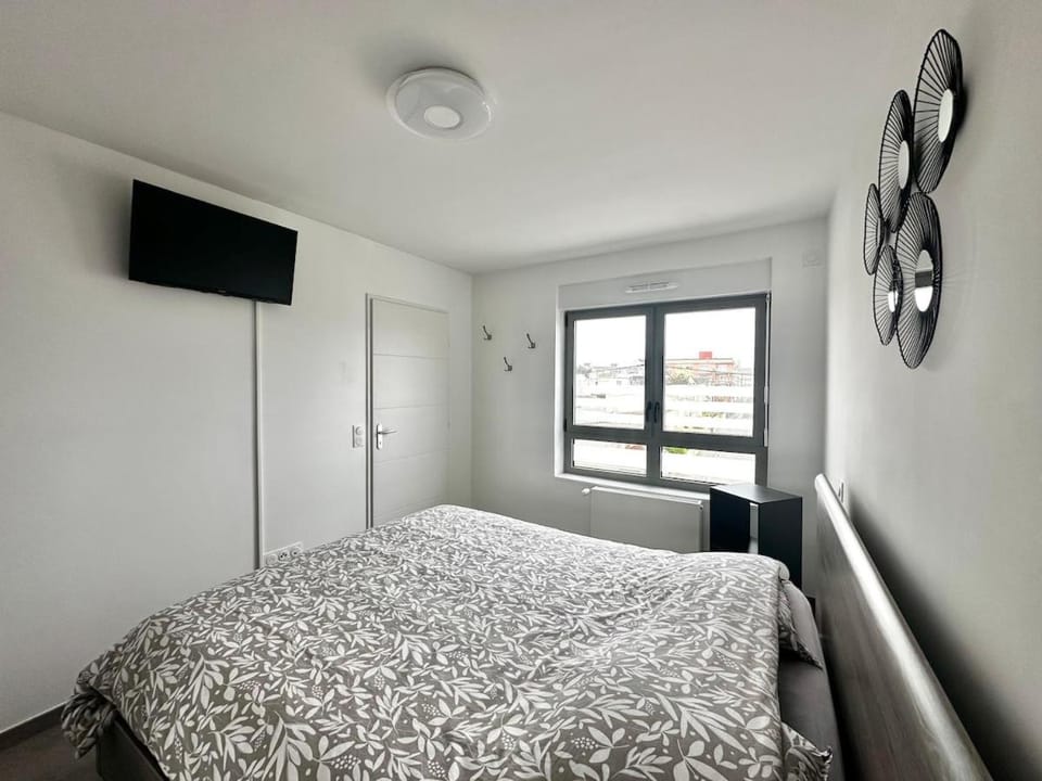 Bed, TV and multimedia, Bedroom