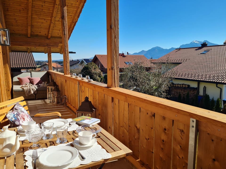 Natural landscape, View (from property/room), Balcony/Terrace, Dining area, Mountain view
