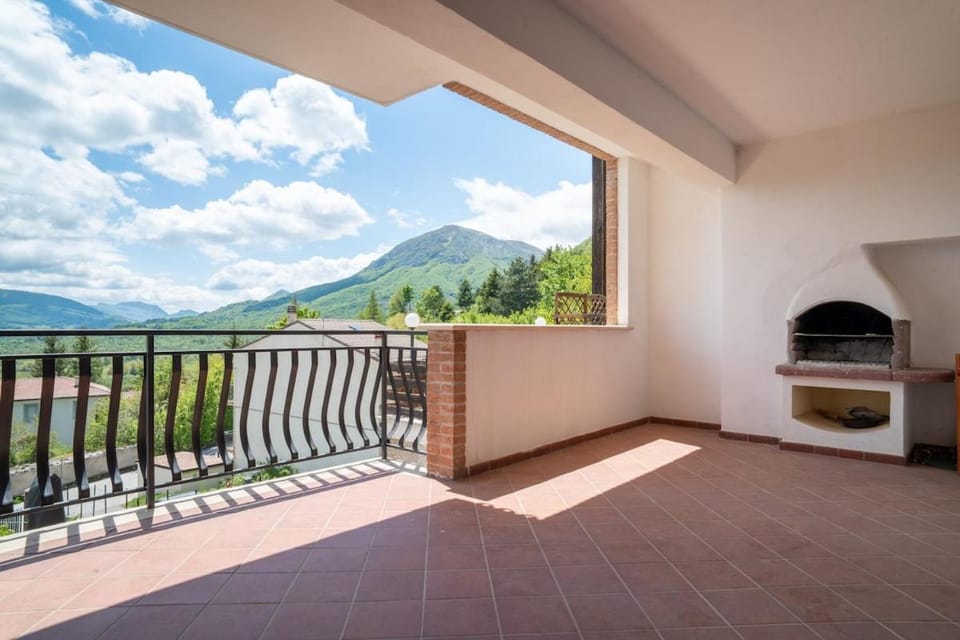Chalet con vista e camino a 5minuti da Campo Felice, 2 camere Apartment in Abruzzo