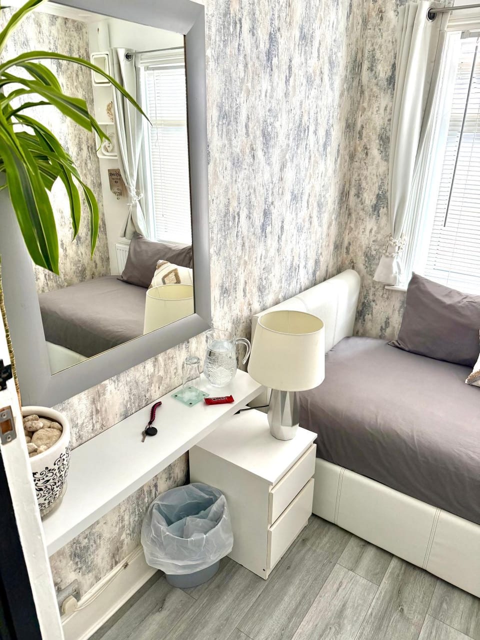 Spacious room and single with non-en-suite private bathroom Vacation rental in Exeter