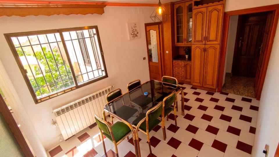 TV and multimedia, Living room, Seating area, internet, air conditioner