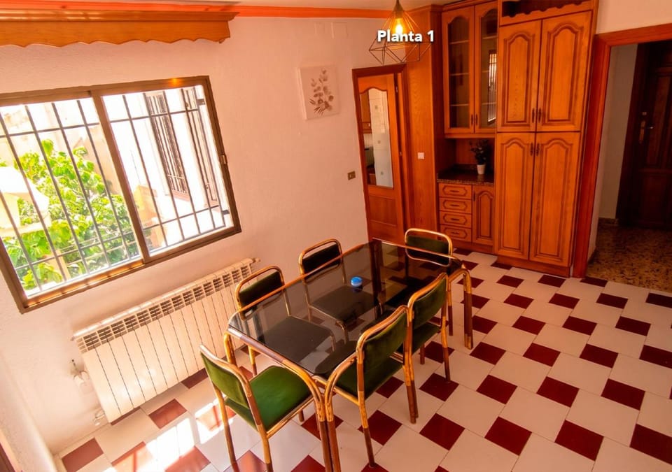 Living room, Dining area, internet