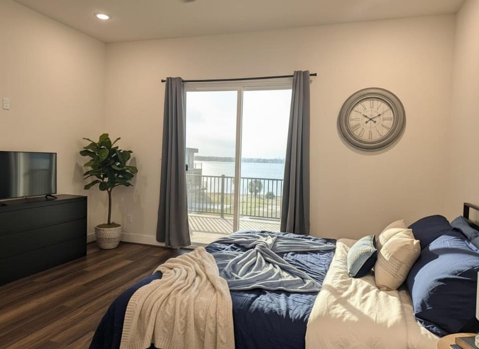 3 BR 3 BA, Lakeside Townhouse mins to Kemah & NASA House in Taylor Lake Village