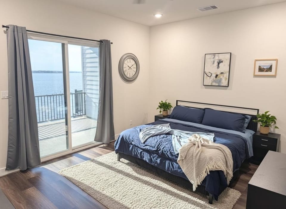 3 BR 3 BA, Lakeside Townhouse mins to Kemah & NASA House in Taylor Lake Village