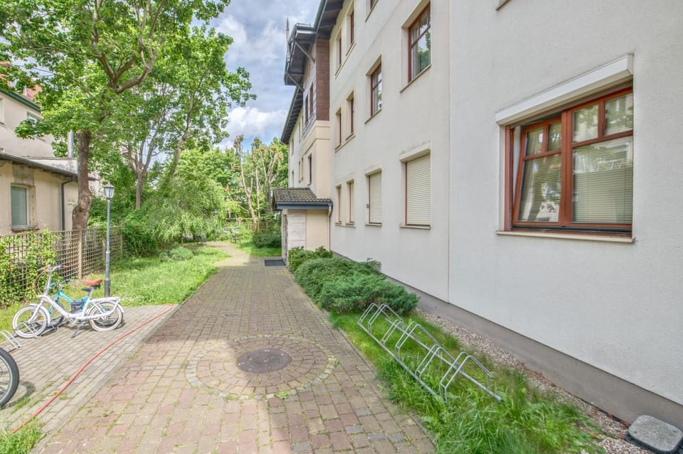 Property building, Patio, Facade/entrance