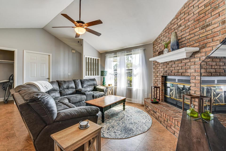 Families w/ Pets! Emerald Coast Home 9 Mi to Beach House in Wright