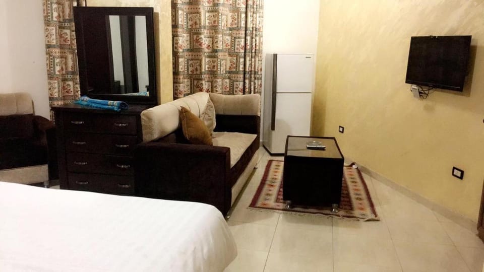 Communal lounge/ TV room, Bed, TV and multimedia, Photo of the whole room, Seating area, Bedroom