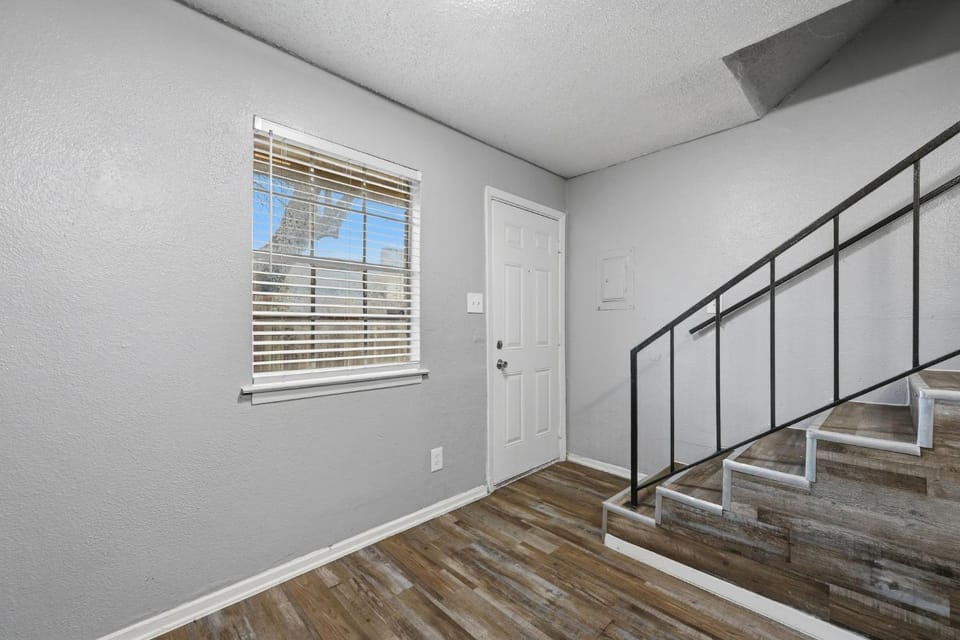 Modern 2BR townhome with full kitchen & dining Apartment in Arlington