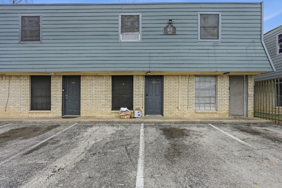Modern 2BR townhome with full kitchen & dining Apartment in Arlington