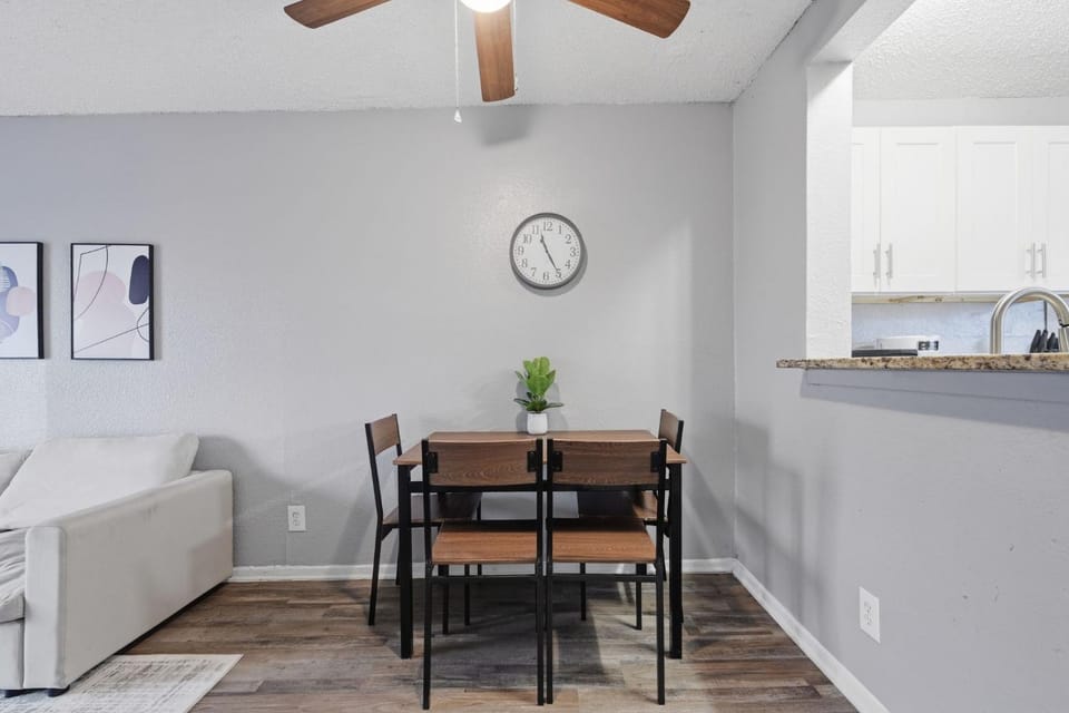 Modern 2BR townhome with full kitchen & dining Apartment in Arlington