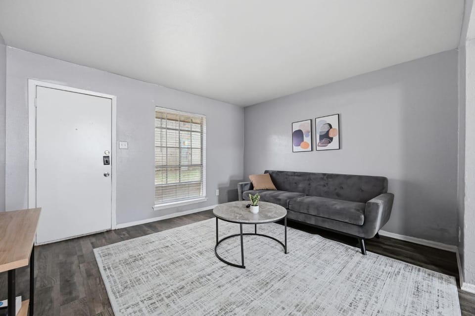 Cozy 2BR townhome with open living space Apartment in Arlington