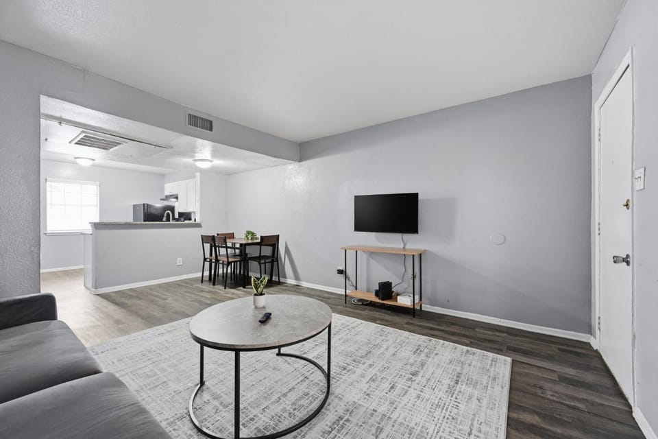 Cozy 2BR townhome with open living space Apartment in Arlington