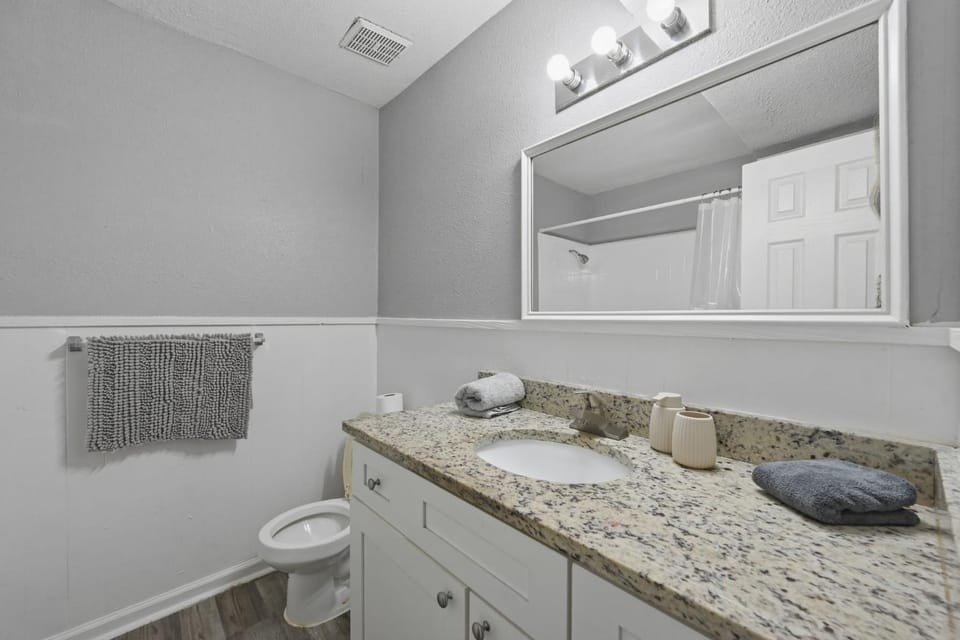 Comfortable 2BR townhome perfect for longer stays Apartment in Arlington