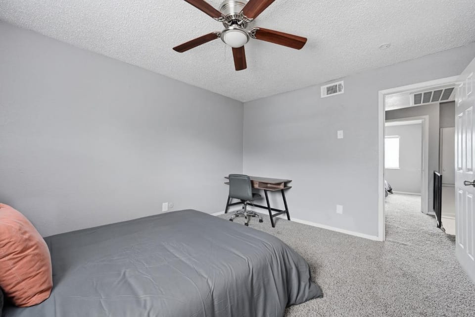 Comfortable 2BR townhome perfect for longer stays Apartment in Arlington