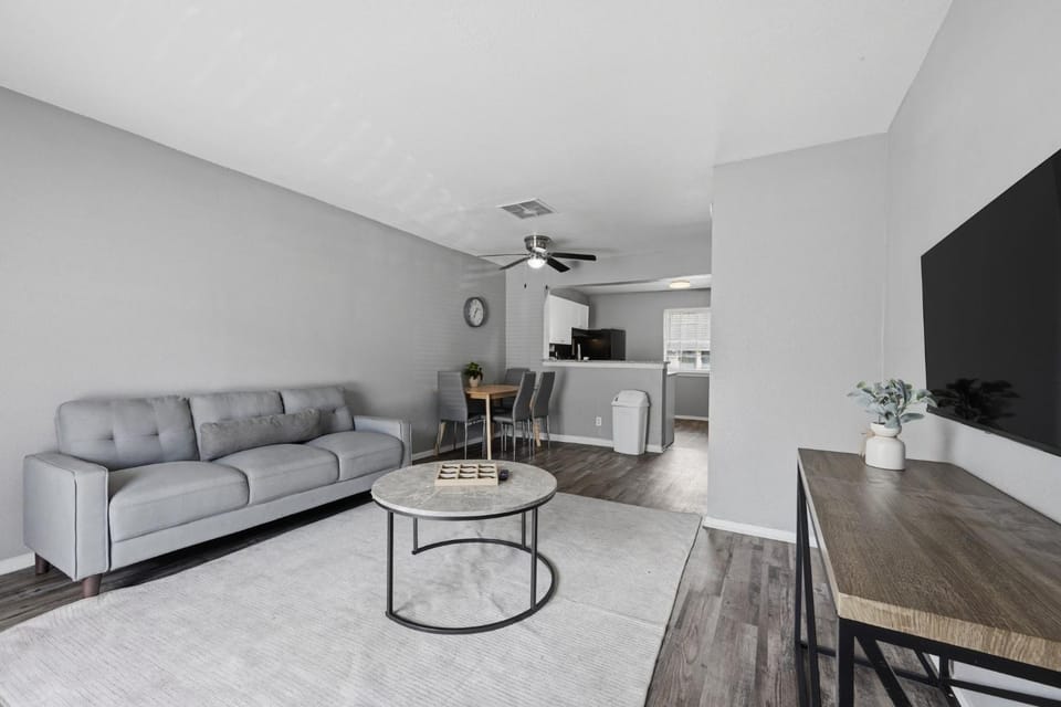 Comfortable 2BR townhome perfect for longer stays Apartment in Arlington