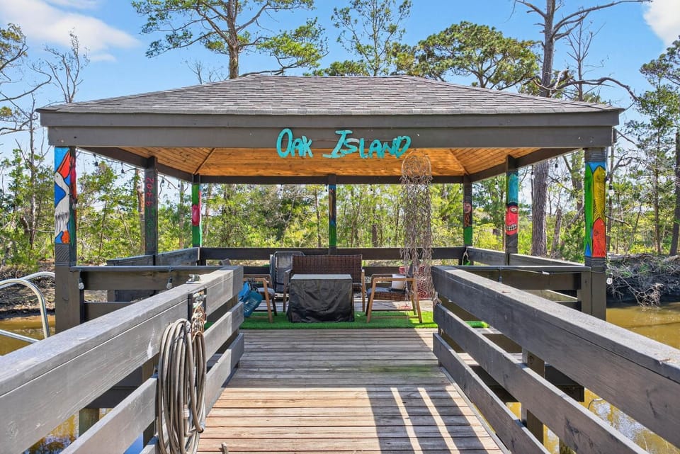 Harbor Lights Resort Waterfront, Pool & Dock! House in Oak Island