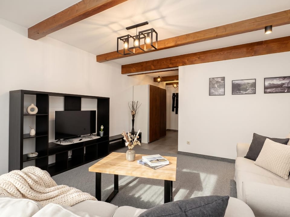 Communal lounge/ TV room, TV and multimedia, Living room, Seating area, Dining area, Evening entertainment, fireplace