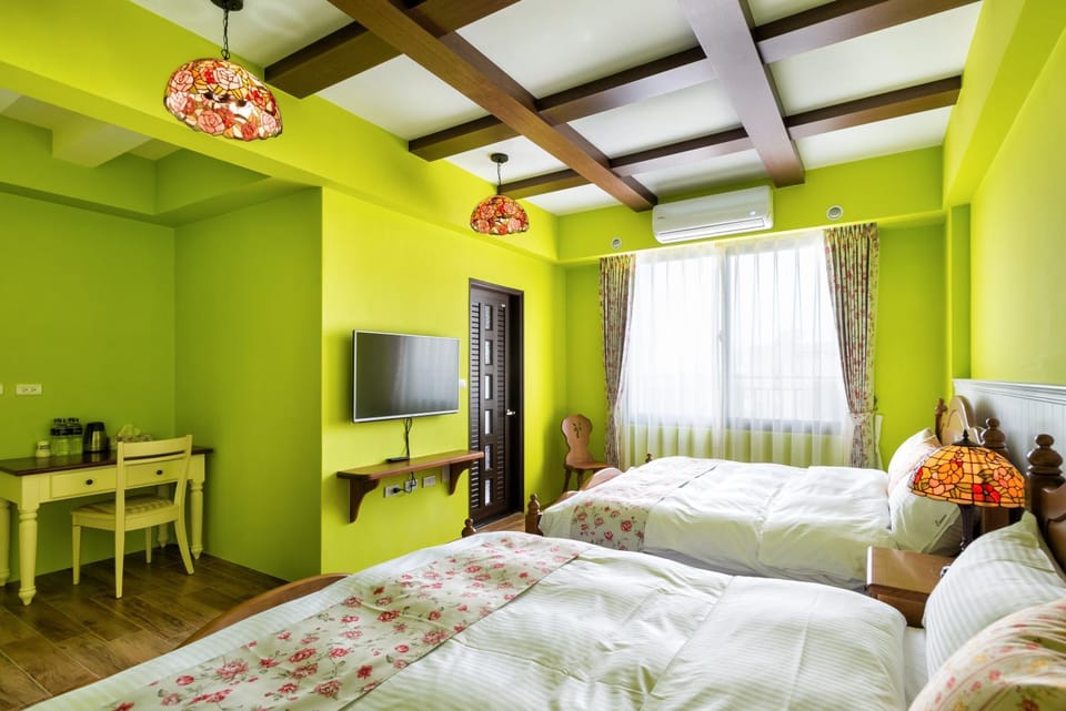 Photo of the whole room, Decorative detail, bunk bed