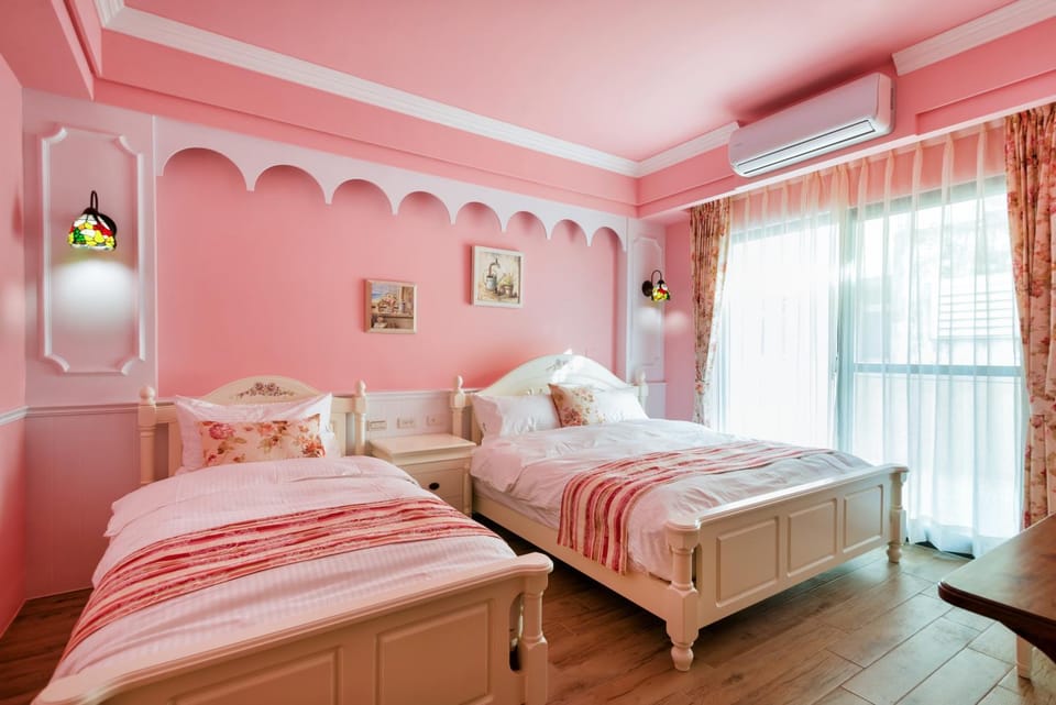Photo of the whole room, Decorative detail, bunk bed