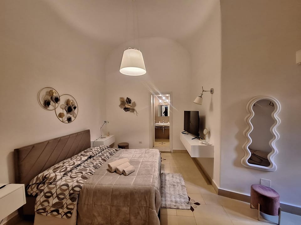 Bed, TV and multimedia, Living room, Photo of the whole room, Bedroom, towels