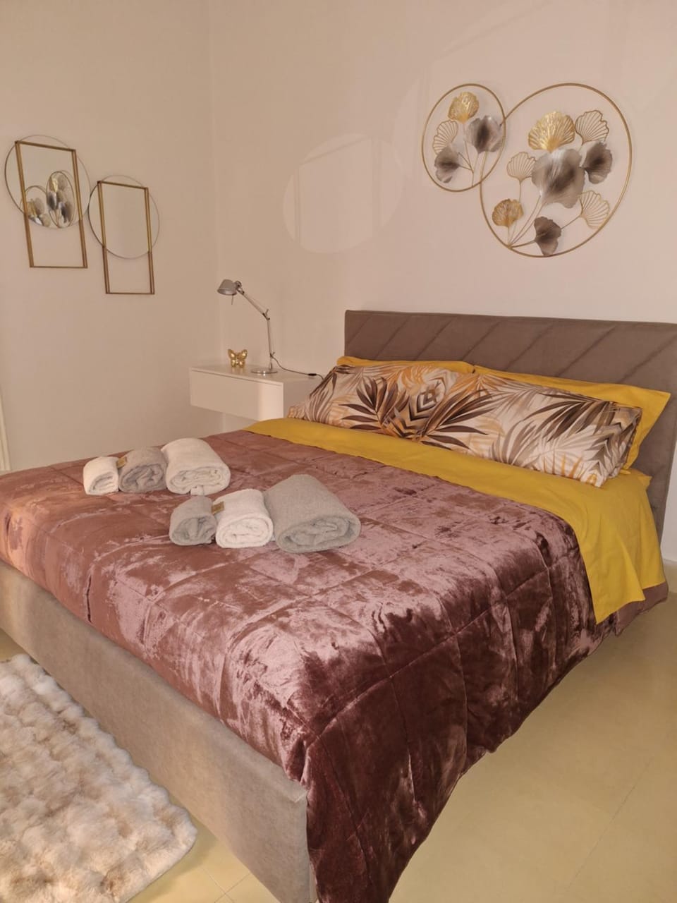 Bedroom, towels