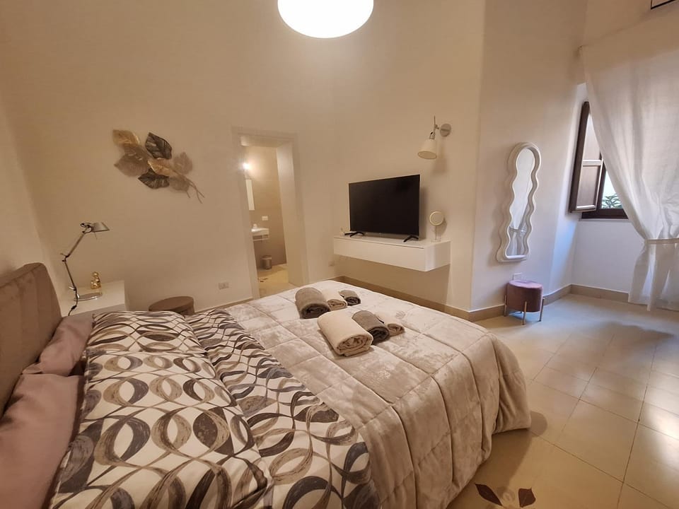 Bed, TV and multimedia, Photo of the whole room, Bedroom