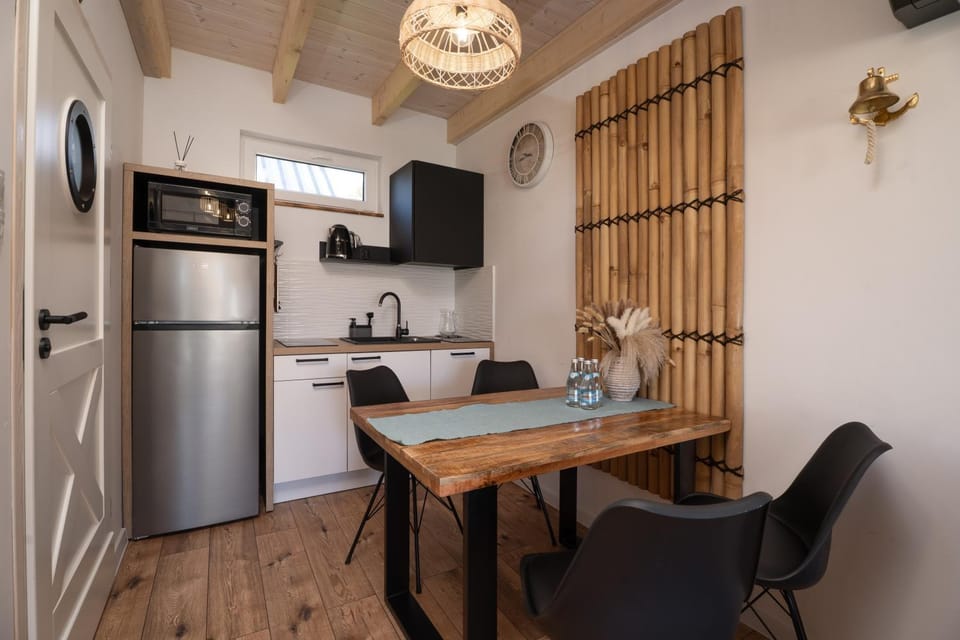 Kitchen or kitchenette, Dining area, dishwasher, oven, stove