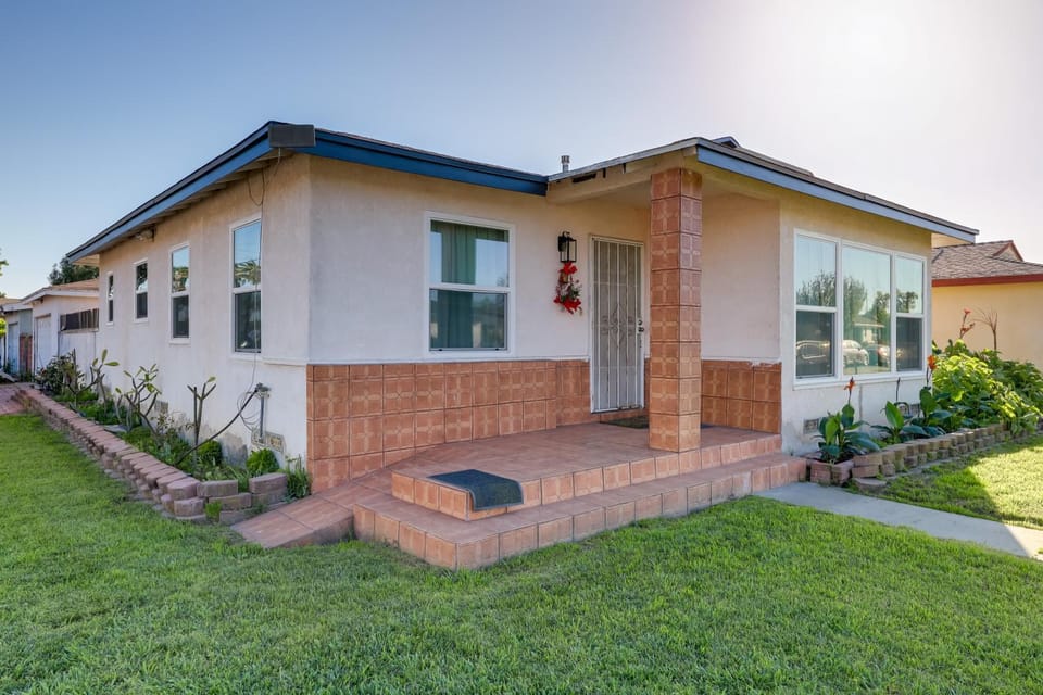 Centrally Located in SoCal! Home Close to Highways House in Bellflower