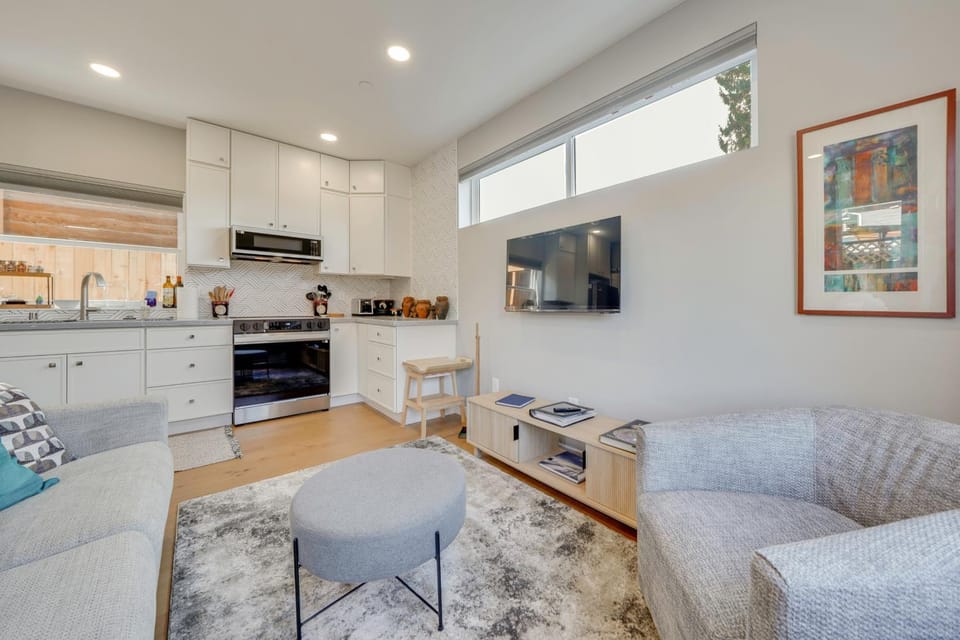‘Mini Pearl’ Sleek Seattle Gem 3 Mi to Lumen Field House in Seattle