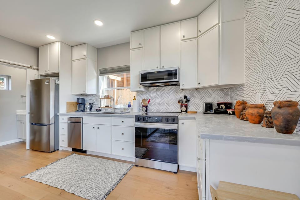 ‘Mini Pearl’ Sleek Seattle Gem 3 Mi to Lumen Field House in Seattle