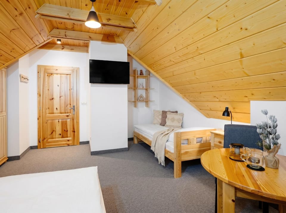 Communal lounge/ TV room, Bed, TV and multimedia, Kitchen or kitchenette, Living room, Photo of the whole room, Seating area, Dining area, Evening entertainment, Bedroom, hair dresser