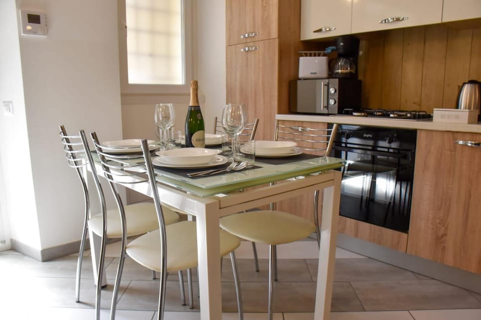 Kitchen or kitchenette, Dining area, toaster