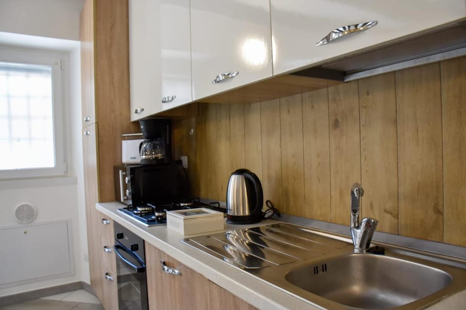 Kitchen or kitchenette, dishwasher, stove