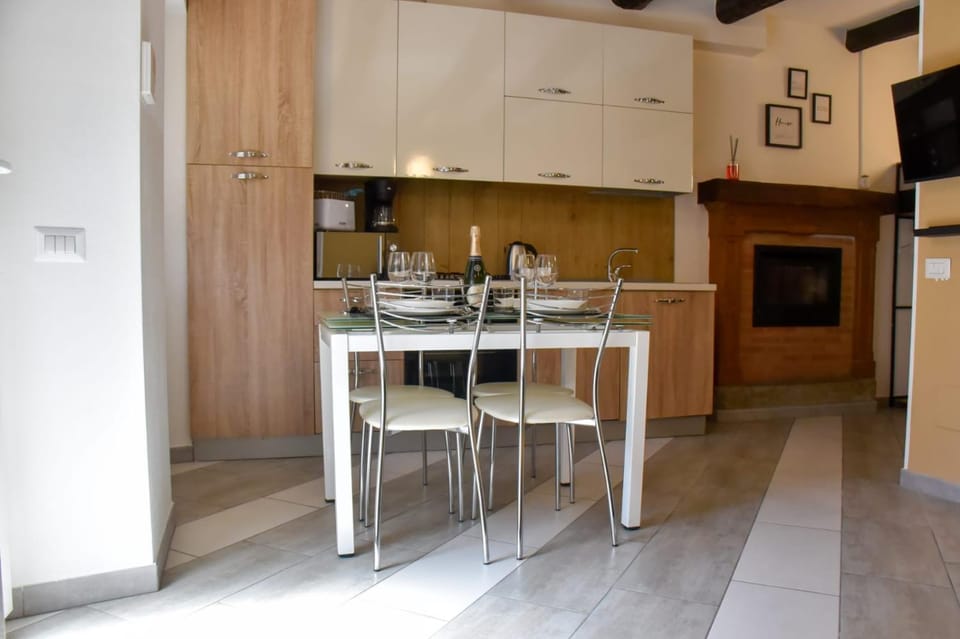 Kitchen or kitchenette, Dining area, oven, stove