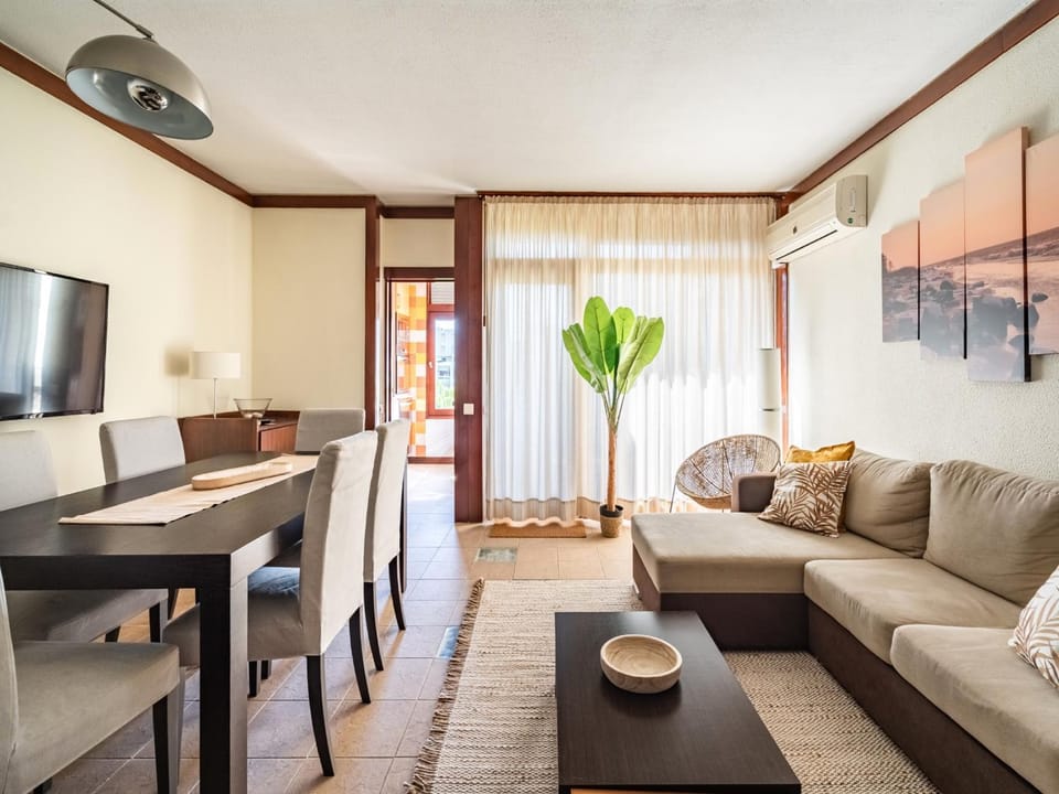 TV and multimedia, Living room, Seating area, Dining area