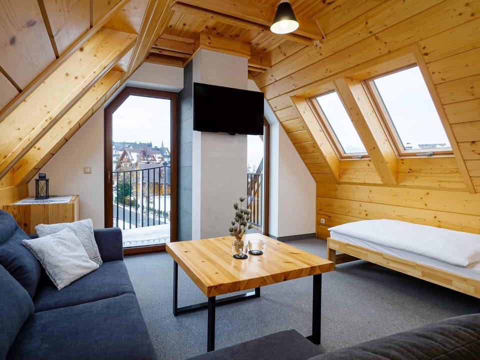 Communal lounge/ TV room, Bed, TV and multimedia, View (from property/room), Balcony/Terrace, Living room, Photo of the whole room, Seating area, Evening entertainment, Bedroom
