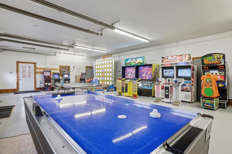 Ultimate Arcade, Salt Pool and Hot Tub - Sleeps 14 House in Pocono Mountains