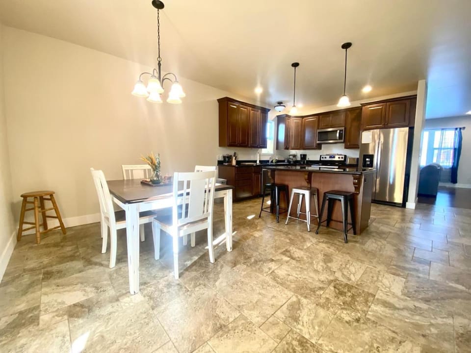 Heart of the Valley with Air Conditioning House in Idaho